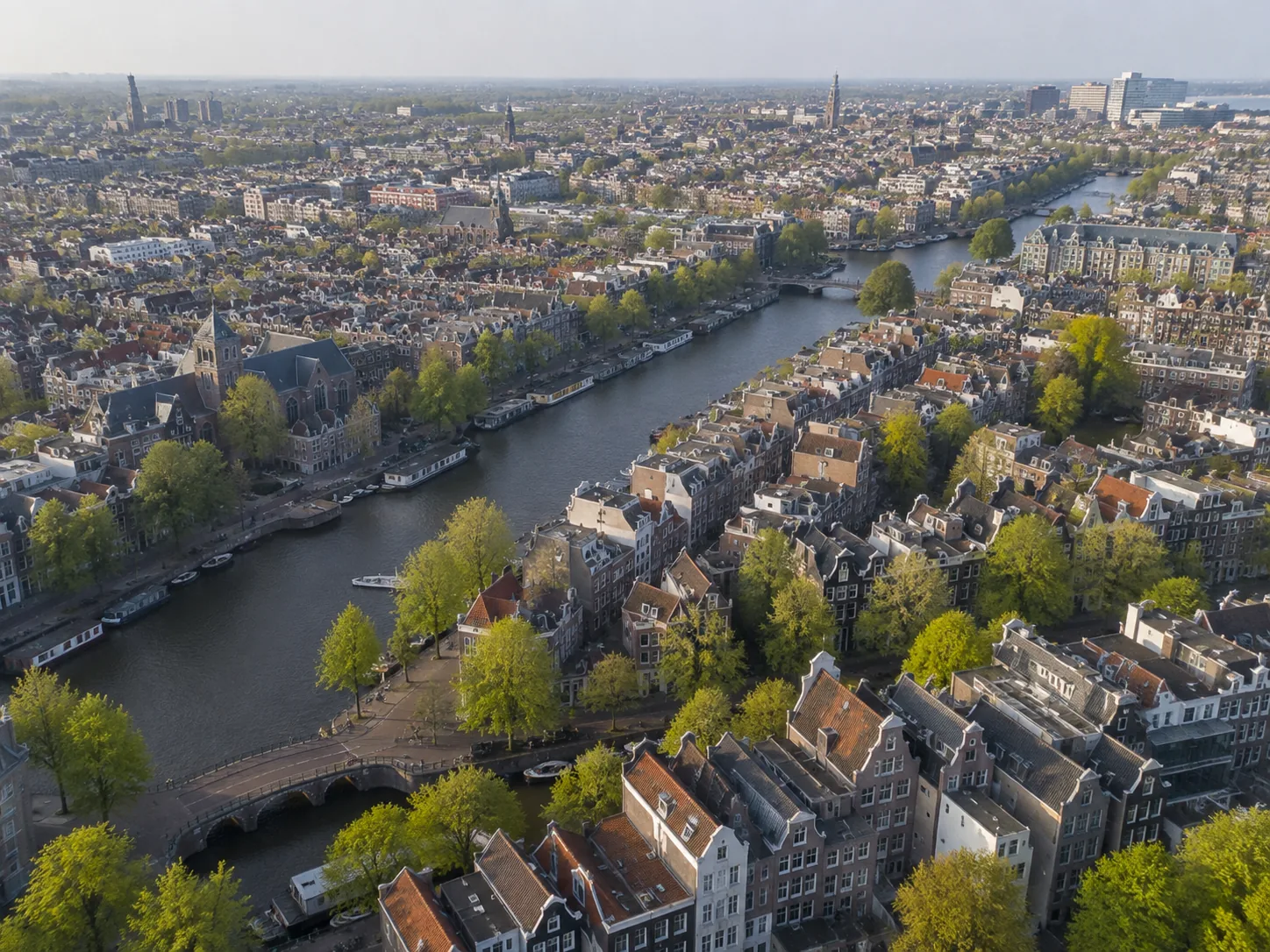 Luchtfoto van de Amsterdamse grachtengordel met woonblokken en kantoorpanden